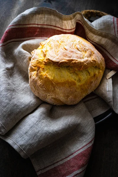 Pan recién hecho en una toalla — Foto de Stock