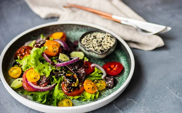 Органический овощной салат — стоковое фото