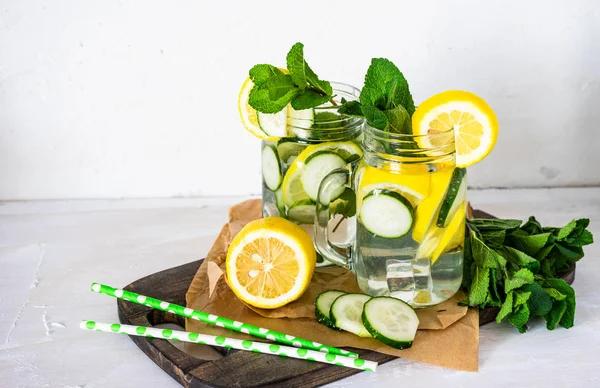 Detox drink with lemon, mint and cucumber — Stock Photo, Image