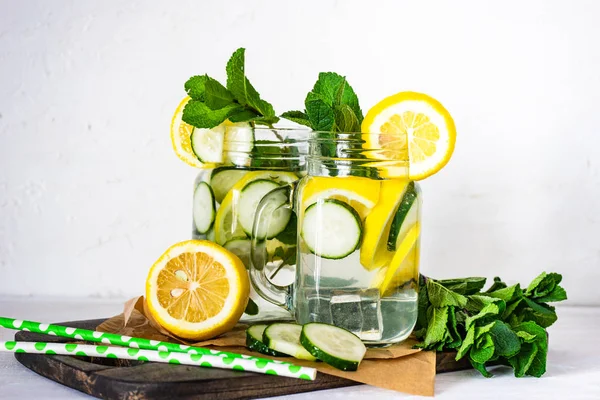 Detox drink with lemon, mint and cucumber — Stock Photo, Image
