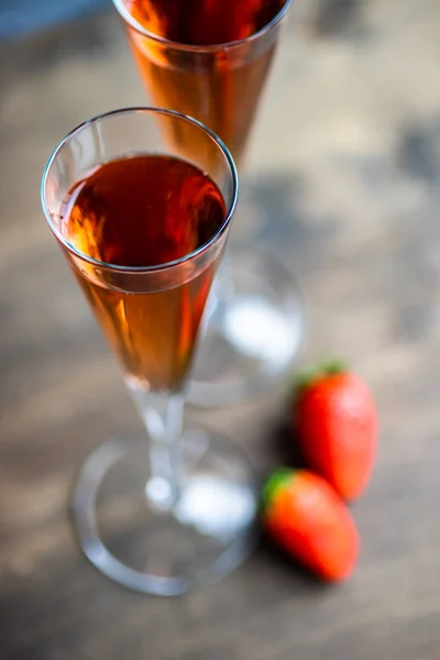 Champagne in un bicchiere e fragole — Foto Stock