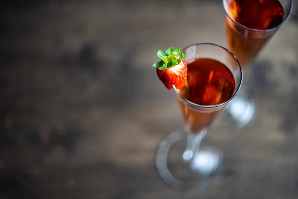 Champagne dans un verre et fraises — Photo