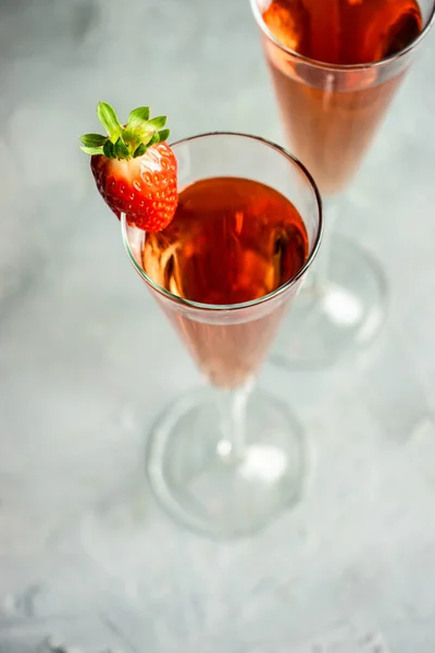 Champagne in un bicchiere e fragole — Foto Stock