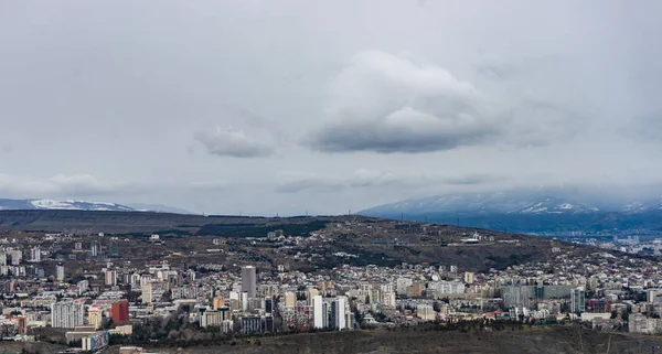 Widok na miasto Tbilisi ze szczytu wzgórza — Zdjęcie stockowe