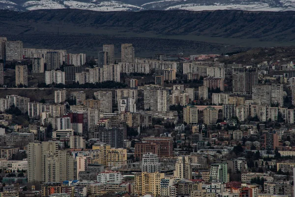 Uitzicht op Tbilisi stad vanaf de heuvel top — Stockfoto