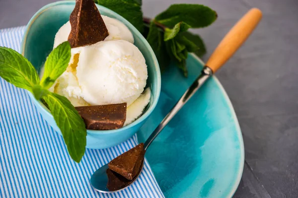 Sobremesa de sorvete com chocolate e hortelã — Fotografia de Stock