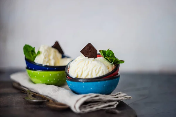 冰淇淋甜点, 巧克力和薄荷 — 图库照片