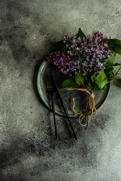 Fjäder bords inställning med lila — Stockfoto