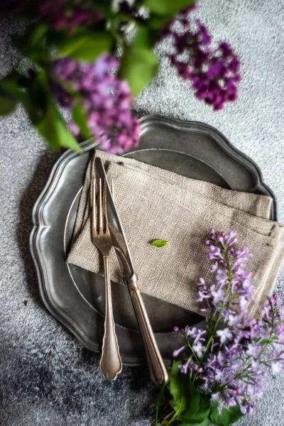 Leylak lı bahar masa ayarı — Stok fotoğraf