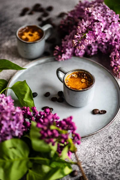 Café y flores lila — Foto de Stock
