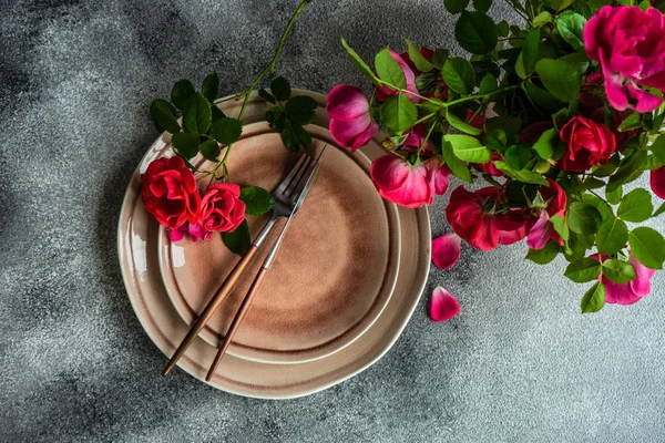 Rustic Table Setting Red Tea Roses — Stock Photo, Image