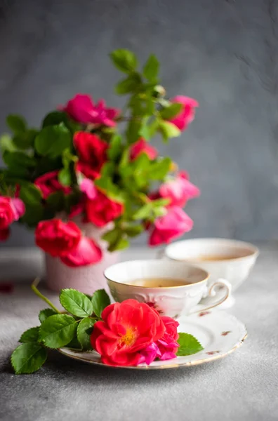 Tea set with red roses — Stock Photo, Image