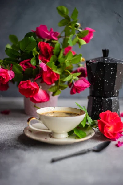 咖啡时间与红玫瑰 — 图库照片