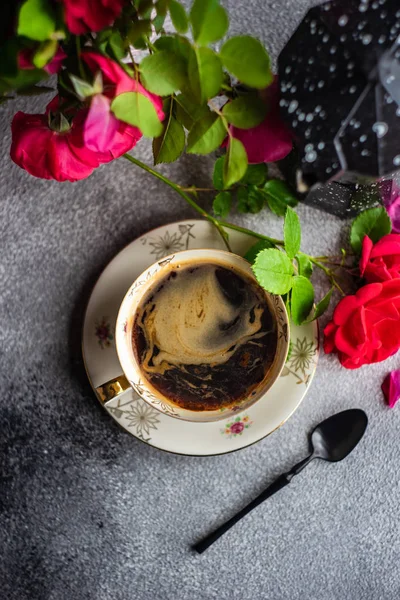 Hora do café com rosas vermelhas — Fotografia de Stock