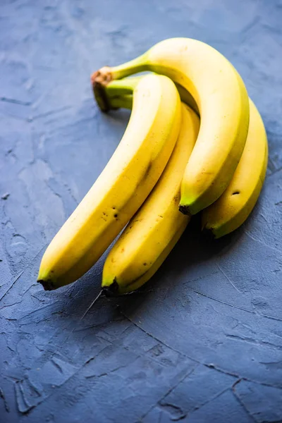 Čerstvé banánové plody na betonových podkladům — Stock fotografie