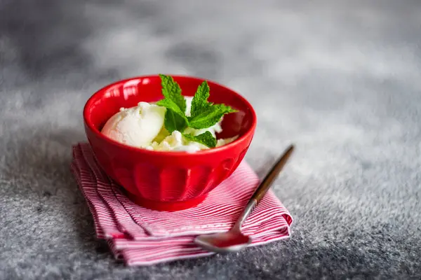 Concepto de postre con helado de vainilla — Foto de Stock