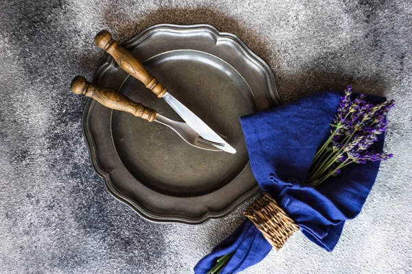 Configuração de mesa de verão com flores de lavanda — Fotografia de Stock