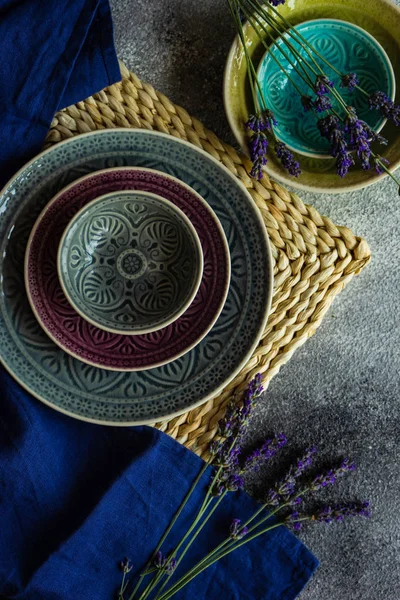 Configuração de mesa de verão com flores de lavanda — Fotografia de Stock