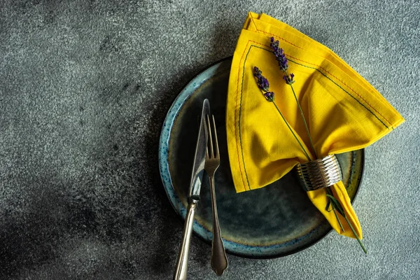 Sommer-Tischdekoration mit Lavendelblüten — Stockfoto