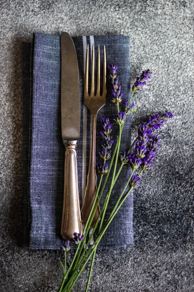 Letnie ustawienie stołu z kwiatami lawendy — Zdjęcie stockowe