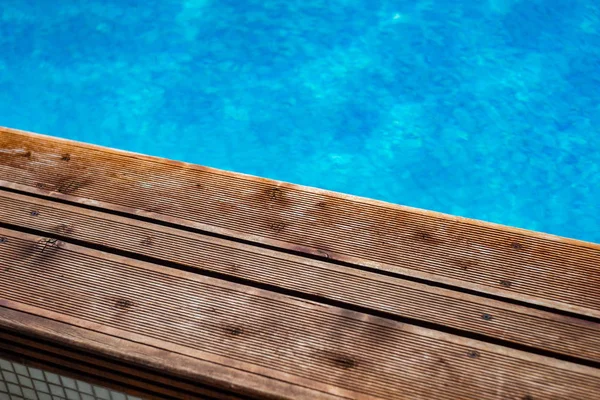 Buitenzwembad in de tropische omgeving — Stockfoto