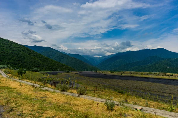 Кавказский хребет рядом с Кварели — стоковое фото