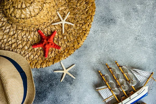 休日のコンセプトとしての麦わら帽子 — ストック写真