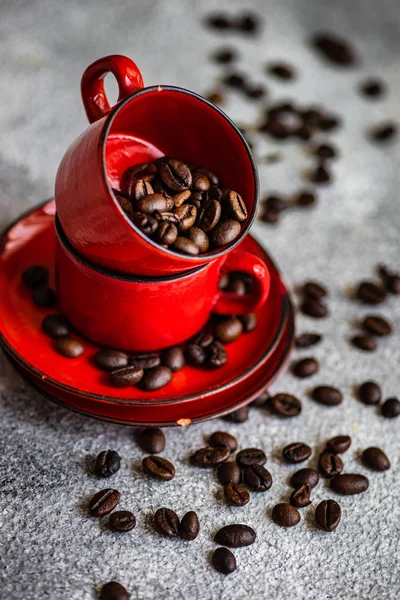 Концепция кофе с бобами и специями — стоковое фото