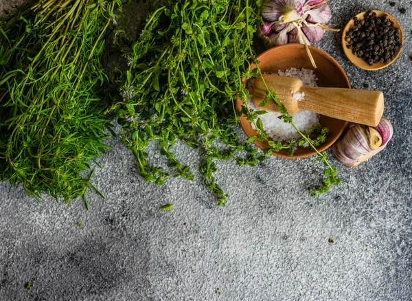 Kochkonzept mit Kräutern — Stockfoto