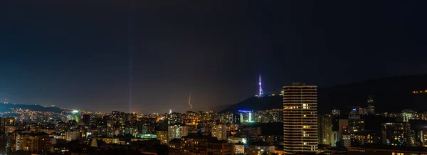 Tempestade e lanterna na cidade — Fotografia de Stock