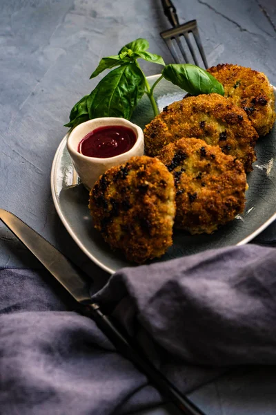 Served cutlets with fresh basil — Stock Photo, Image