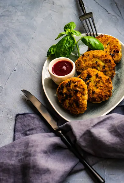 Served cutlets with fresh basil — Stock Photo, Image