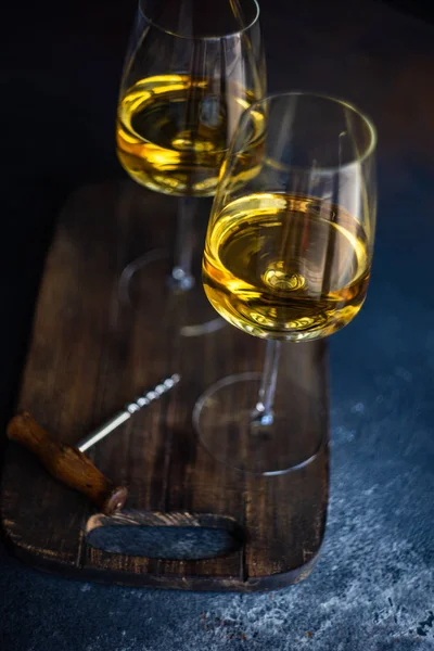 Glas vin på rustik bakgrund — Stockfoto