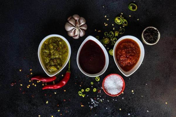 Variedad de salsas satsebeli georgianas tradicionales — Foto de Stock