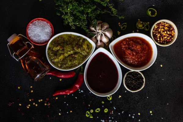 Variedad de salsas satsebeli georgianas tradicionales — Foto de Stock