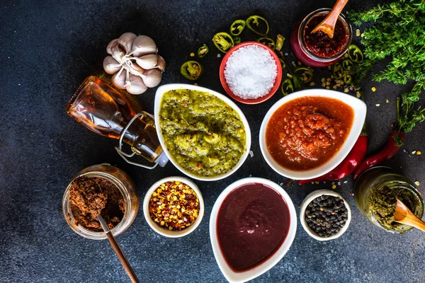 Variedad de salsas satsebeli georgianas tradicionales — Foto de Stock