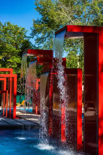 Fuente roja en Red park en el centro de Tbilisi — Foto de Stock