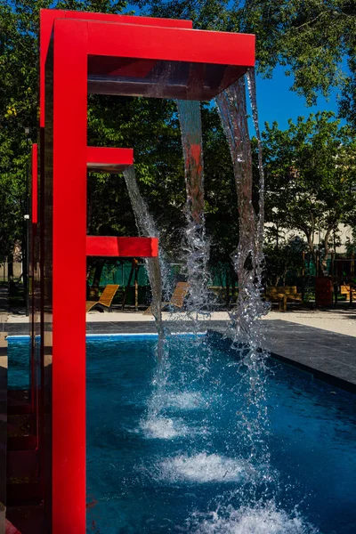 Fuente roja en Red park en el centro de Tbilisi — Foto de Stock