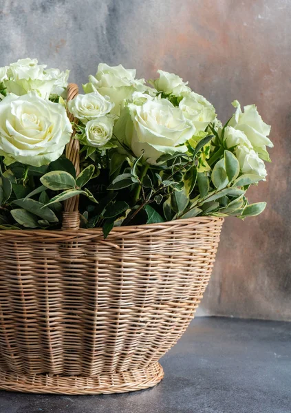 Λευκά τριαντάφυλλα σε μπουκέτο — Φωτογραφία Αρχείου