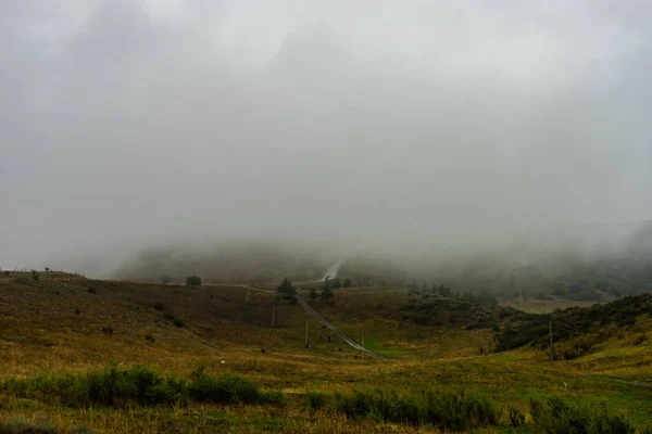 Camino de niebla en las montañas del Cáucaso — Foto de Stock