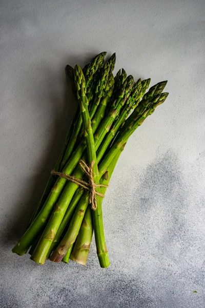 Biologisch Voedingsconcept Met Asperges Stenen Tafel Met Kopieerruimte — Stockfoto