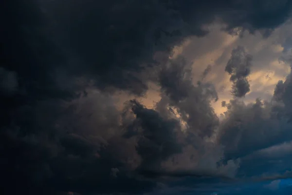 Céu Com Nuvens Antes Chuva Como Fundo Natural Com Espaço — Fotografia de Stock