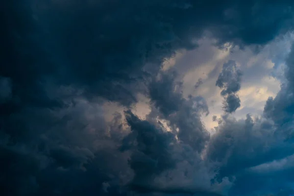 Céu Com Nuvens Antes Chuva Como Fundo Natural Com Espaço — Fotografia de Stock