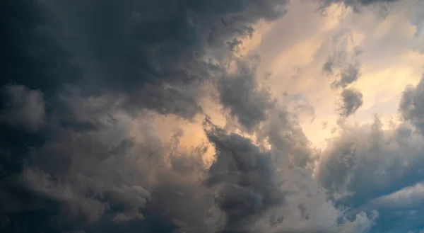 Cielo Con Nubes Ante Lluvia Como Fondo Natural Con Espacio —  Fotos de Stock