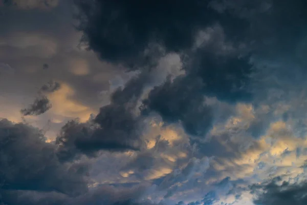 Céu Com Nuvens Antes Chuva Como Fundo Natural Com Espaço — Fotografia de Stock