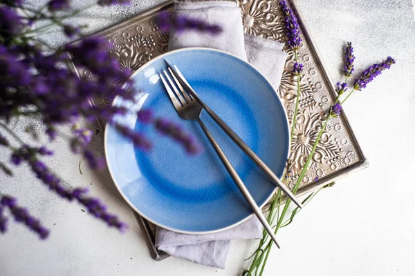 Sommertischgarnitur Mit Hellblauem Keramikteller Zum Abendessen Dekoriert Mit Frischen Lavendelblüten — Stockfoto