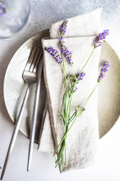 Mesa Horaria Verano Con Gres Minimalista Cubiertos Servidos Sobre Fondo —  Fotos de Stock