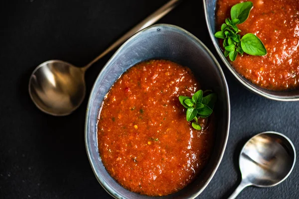 Zupa Pomidorowa Oregano Serwowana Misce Sztućcach Betonowym Tle Przestrzenią Kopiowania — Zdjęcie stockowe