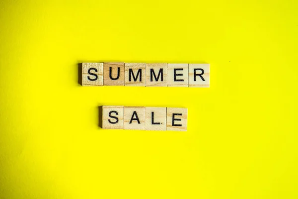 Houten Blokken Met Summer Sale Woorden Gele Achtergrond — Stockfoto