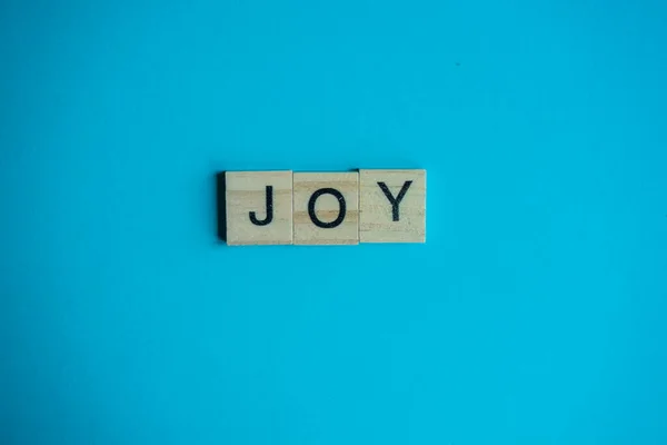 Blocchi Legno Con Parole Joy Sfondo Blu — Foto Stock